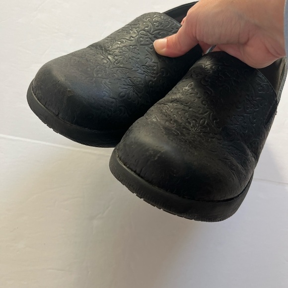 Dansko Winona Tooled Leather Black Clogs Size 40 - Picture 8 of 8